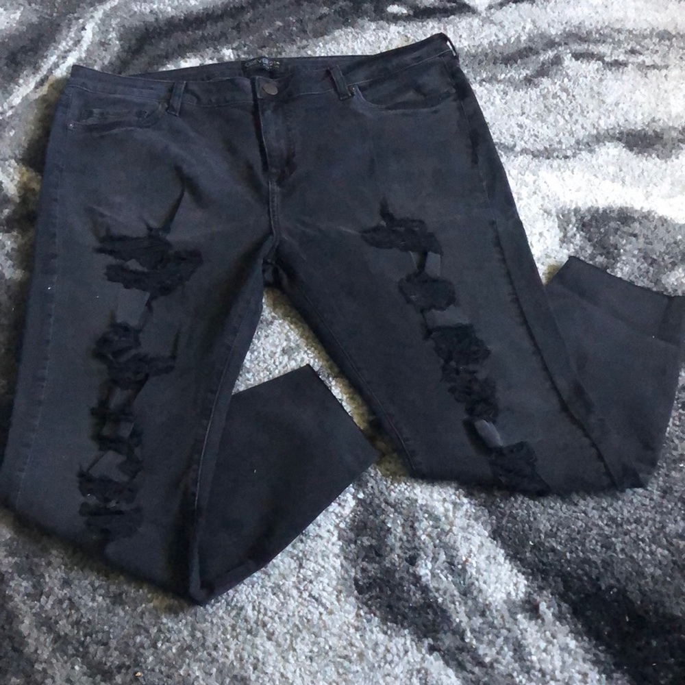 ⚠️LAST CHANCE SALE‼️ distressed black denim